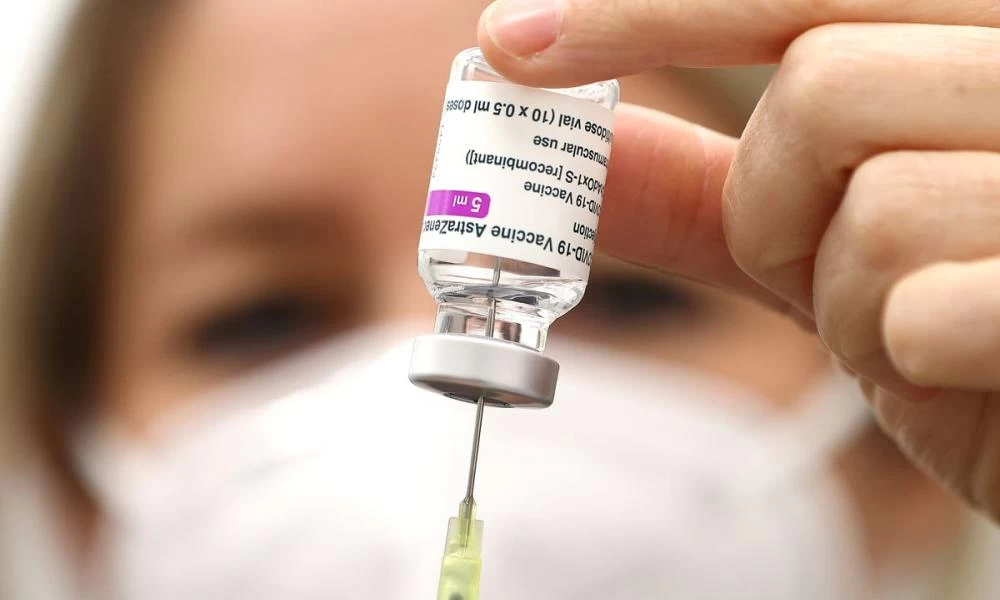 Στη ΜΕΘ 63χρονη με θρομβοεμβολικό επεισόδιο μετά τον εμβολιασμό της με το Αstrazeneca